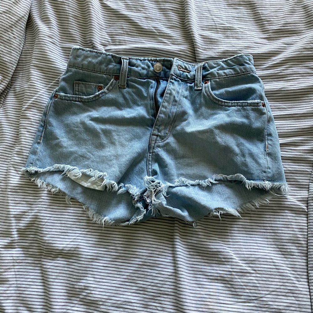 H&M light wash shorts!